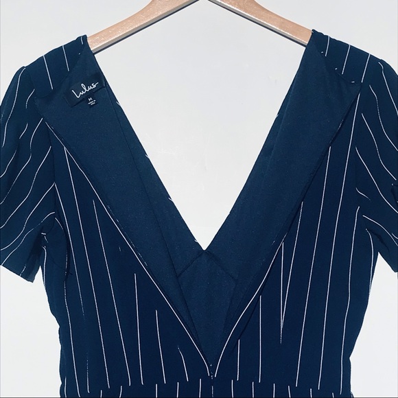 NWOT LULUS Women’s Navy and white pinstripe jumpsuit - Picture 6 of 6